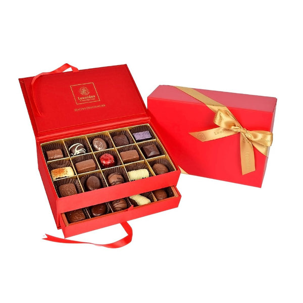 Bijoux - cutie cadou cu sertar, în formă de cutie de bijuterii, din mătase naturală roșie, cu 30 de praline de calitate,din ciocolata, elegantă, ideală pentru cadouri deosebite