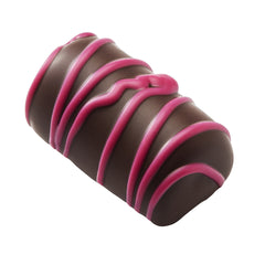 Pralina Bûche pink dark combină crema pralinată fină cu bucățile de migdale caramelizate, într-o cochilie din ciocolată neagră cu dungi de ciocolată rubinie