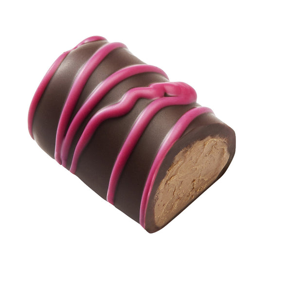 Pralina Bûche pink dark combină crema pralinată fină cu bucățile de migdale caramelizate, într-o cochilie din ciocolată neagră cu dungi de ciocolată rubinie