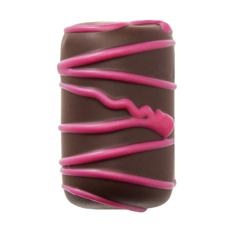 Pralina Bûche pink dark combină crema pralinată fină cu bucățile de migdale caramelizate, într-o cochilie din ciocolată neagră cu dungi de ciocolată rubinie