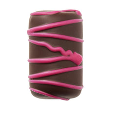 Pralina Bûche pink dark combină crema pralinată fină cu bucățile de migdale caramelizate, într-o cochilie din ciocolată neagră cu dungi de ciocolată rubinie