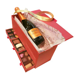 Cutie cadou elegantă cu  3sertare, roșie, cu 27 de praline Leonidas și o sticlă de prosecco Maschio,cadou personalizabil, pentru aniversări sau ocazii business