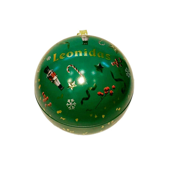 Glob Metal Green Christmas Leonidas conține un mix de praline ambalate și globuri din ciocolată belgiană și este cadoul și accesoriul perfect de pus sub brad sau în brad pentru cei dragi