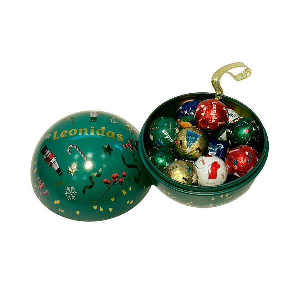 Glob Metal Green Christmas Leonidas conține un mix de praline ambalate și globuri din ciocolată belgiană și este cadoul și accesoriul perfect de pus sub brad sau în brad pentru cei dragi