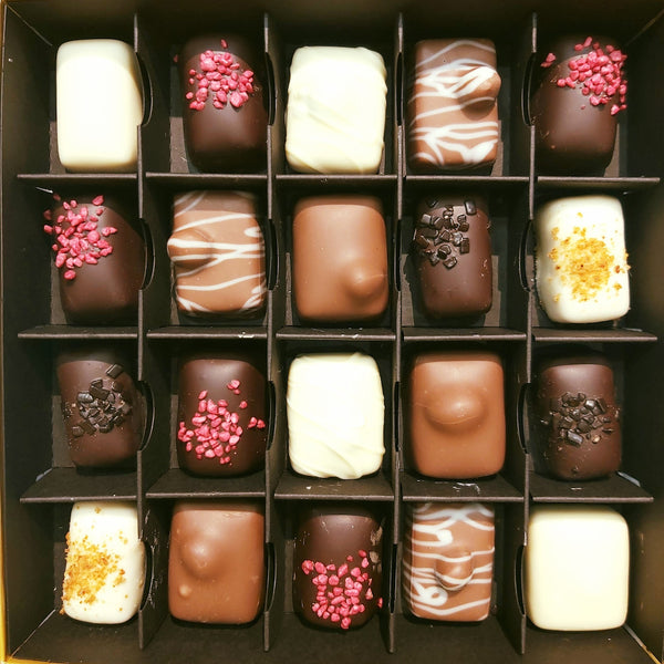 Manon Collection îmbracă un mix de praline fine din gama Manon, cu diverse arome și cremă aerată de unt, printre care și două sortimente noi: Manon Nougatine și Manon Raspberry