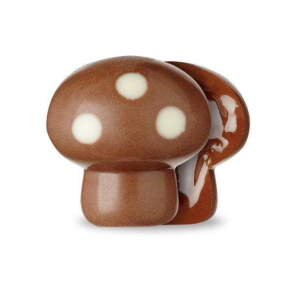 Pralină Ciupercuță Caramel Hazelnuts în formă de ciupercuță din ciocolata cu lapte cu buline din ciocolată cu albă, umplută cu o cremă mătăsoasă de caramel cu alune de pădure caramelizate