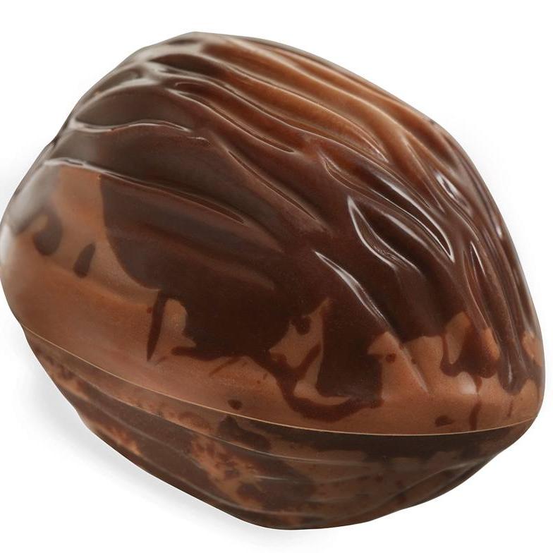 Pralină Walnut, în formă de nucă, cu ciocolată cu lapte marmorată cu ciocolată neagră și interior rafinat de cremă de nucă