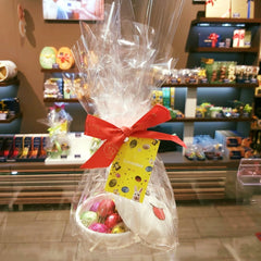 Bomboniera ceramică Leonidas cu design nonconformist conține 10 mini globuri praline din ciocolată belgiană cu diferite arome și texturi, fiind perfectă pentru un cadou cu care vei aduce un zâmbet larg