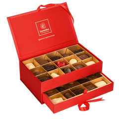 Bijoux - cutie cadou cu sertar, în formă de cutie de bijuterii, din mătase naturală roșie, cu 30 de praline de calitate,din ciocolata, elegantă, ideală pentru cadouri deosebite